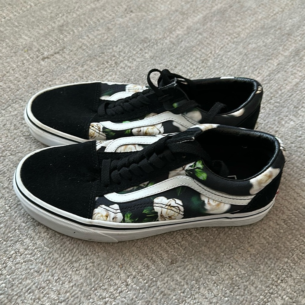 Vans old school floral white rose low tops Men’s 6.5, Womens 8